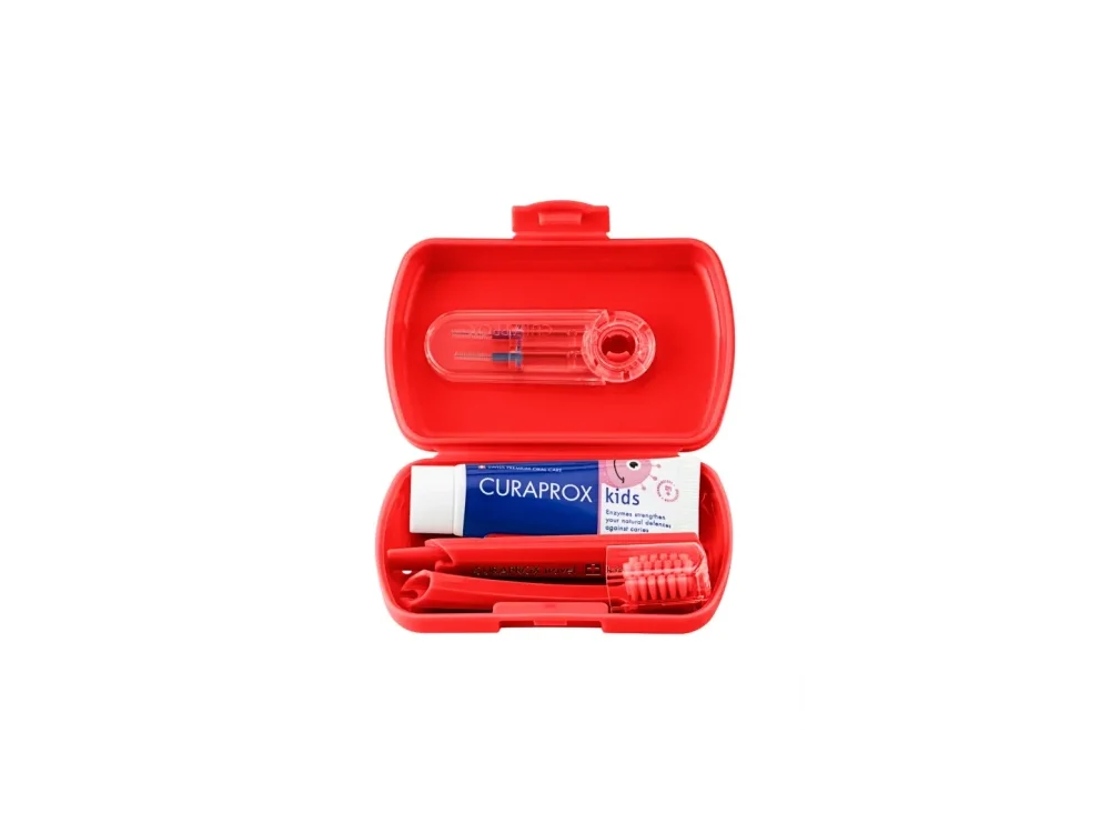 Curaprox Kids Travel Set για Παιδιά 6-12ετών με Παιδική Οδοντόβουρτσα, 1τεμ, Παιδική Οδοντόκρεμα, 10ml, Μεσοδόντια Βουρτσάκια (0.6mm & 0.7mm), 2τεμ & Δώρο Θήκη Μεταφοράς, 1τεμ, 1σετ