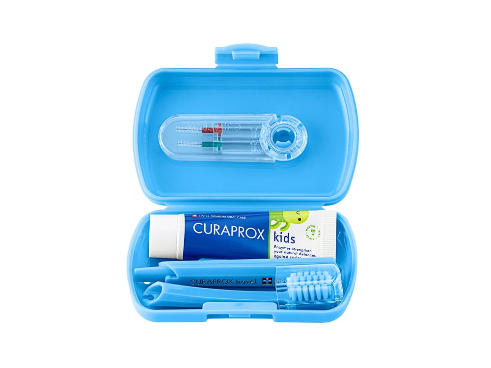 Curaprox Kids Travel Set για Παιδιά 6-12ετών με Παιδική Οδοντόβουρτσα, 1τεμ, Παιδική Οδοντόκρεμα, 10ml, Μεσοδόντια Βουρτσάκια (0.6mm & 0.7mm), 2τεμ & Δώρο Θήκη Μεταφοράς, 1τεμ, 1σετ
