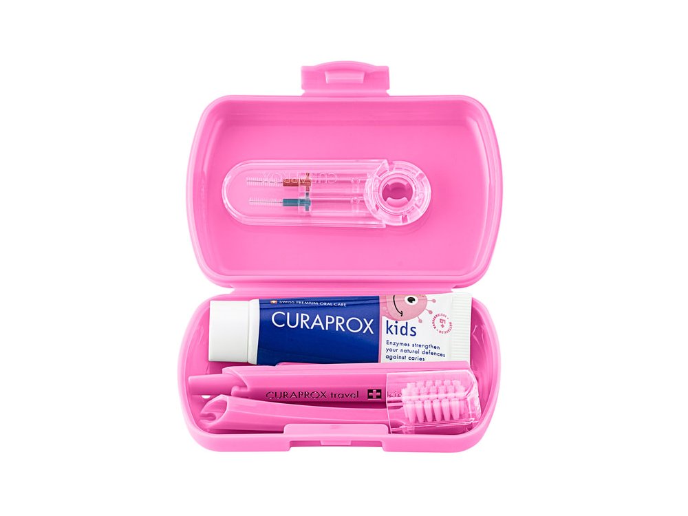 Curaprox Kids Travel Set για Παιδιά 6-12ετών με Παιδική Οδοντόβουρτσα, 1τεμ, Παιδική Οδοντόκρεμα, 10ml, Μεσοδόντια Βουρτσάκια (0.6mm & 0.7mm), 2τεμ & Δώρο Θήκη Μεταφοράς, 1τεμ, 1σετ